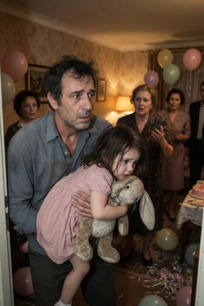 Una Bambina Stringeva il Suo Peluche… Ma Suo Padre Scelse di Andarsene Prima Che La Festa Distruggesse il Suo Sorriso