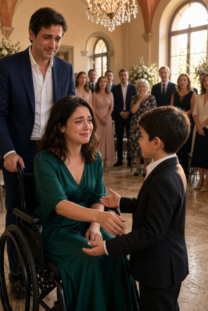 Un bambino di 7 anni invitò sua madre in sedia a rotelle a ballare davanti a tutti: la sua risposta fece piangere l’intera sala